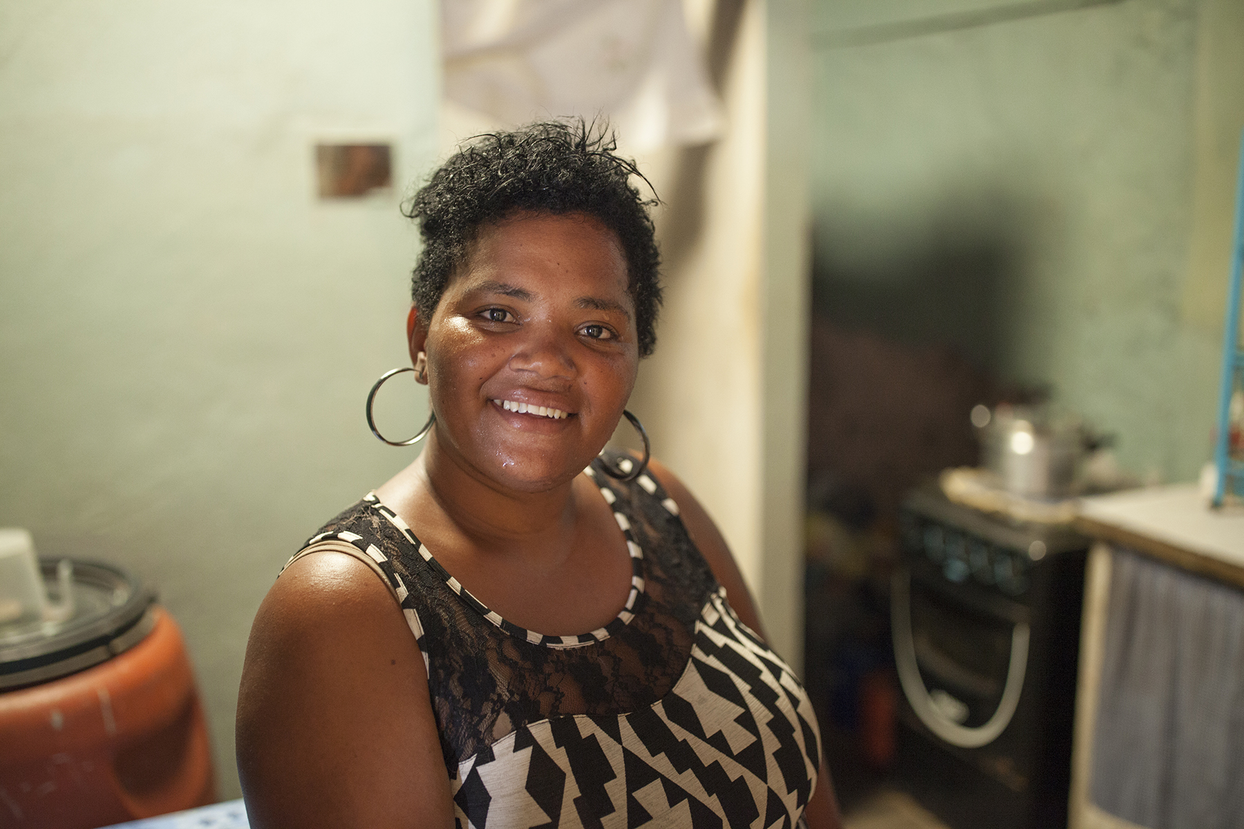 Photo of Sheila Aline Gonçalves Araújo in her home.