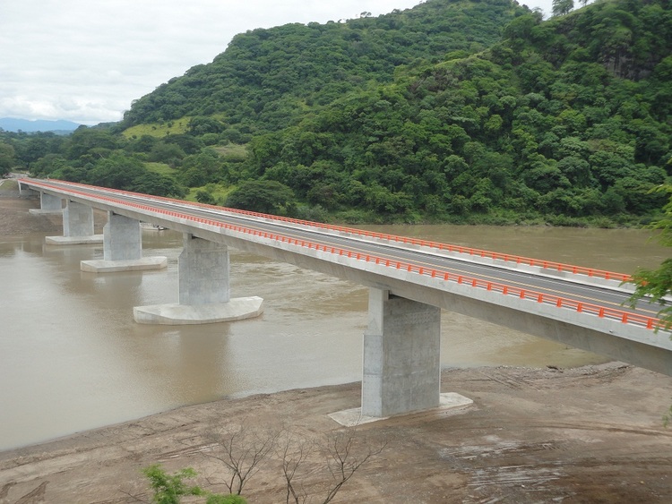 Puente Nuevo Edén Bridge over body of water