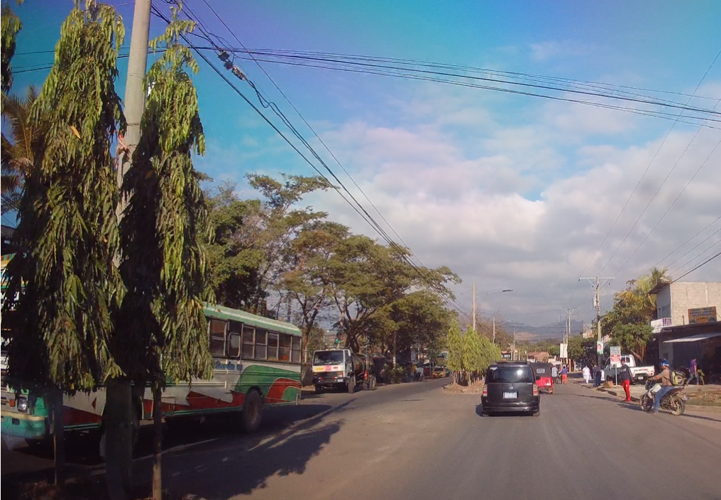 Road with traffic leaving out of Metapán toward Guachipilín