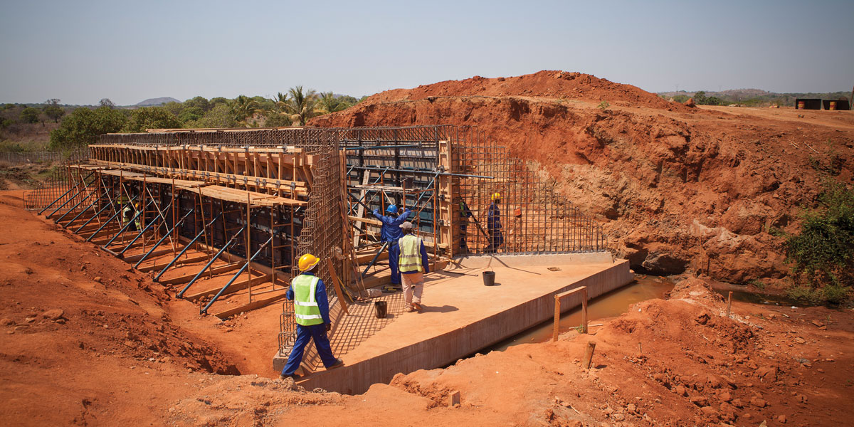 Workers construct a culvert along the Nampula – Rio Ligonha Road in Northern Mozambique as part of MCC's Rehabilitation and Construction of Roads Project.