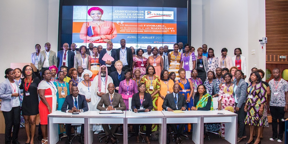 1.	Representatives from Côte d’Ivoire’s Access to Information Commission; National Institute of Statistics; Women’s Compendium; UNESCO Chair on Water, Women, and Decision-Making Power; and the World Wide Web Foundation (seated) meet with civil society representatives from across Côte d’Ivoire during the country’s first-ever gender data consultation workshop in Abidjan.  