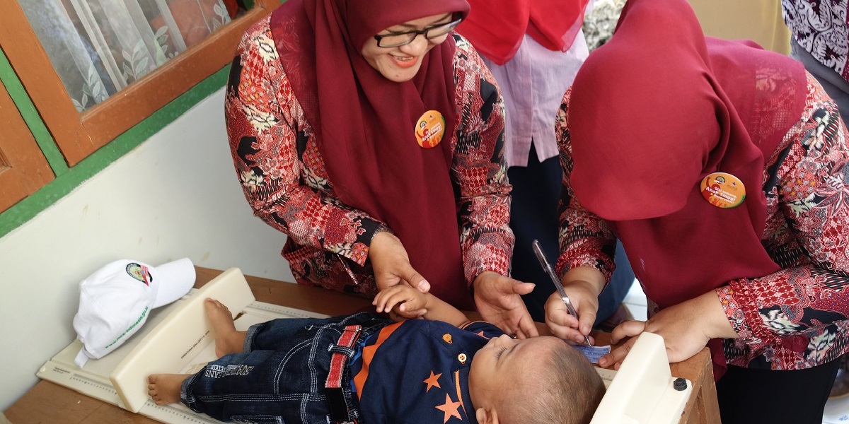 Health workers measure a baby boy at an MCC-funded community health center in the West Java region of Indonesia. As part of the Indonesia Compact, MCC’s investments in community-based health aim to reduce childhood stunting by integrating sanitation, maternal and child health, and nutrition interventions.